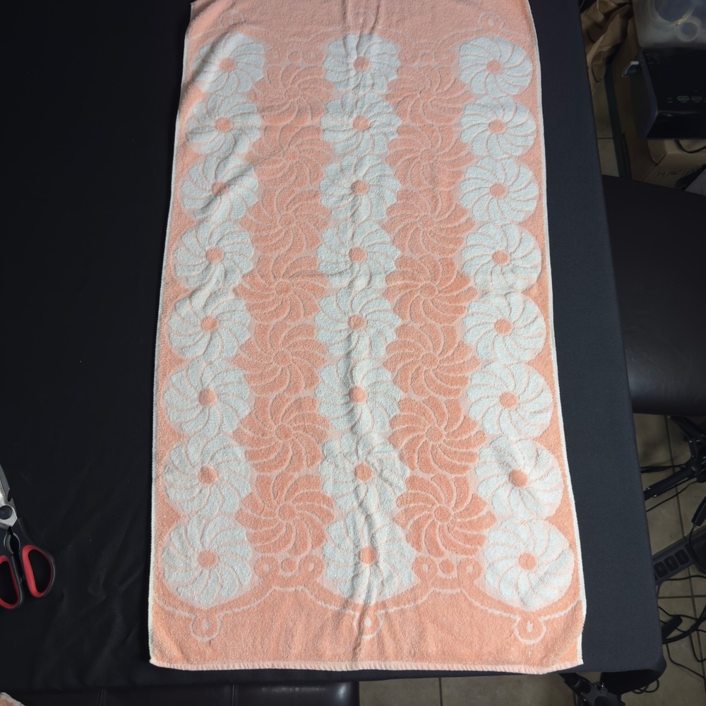 Vintage Cannon Bath Towel Peach Pink White Floral Pinwheel Scalloped USA 40x22
